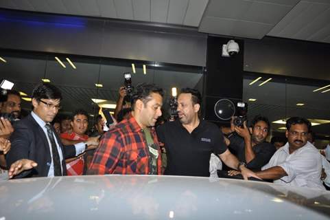 Salman Khan spotted returning back after successful surgery at the Mumbai International Airport