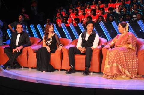 Shah Rukh Khan, Dharmendra, Sonali and Kirron Kher on the sets of India's Got Talent 3 finale