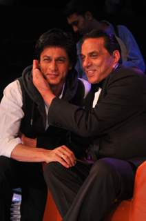 Shah Rukh Khan and Dharmendra on the sets of India's Got Talent 3 finale