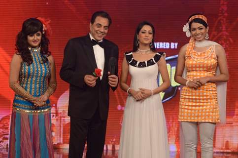 Dharamji with Rashmi Desai, Dipika Samson and Vaishnavi Dhanraj on India's Got Talent 3 Grand Finale