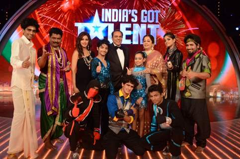 Judges Sonali, Dharmendra and Kirron Kher with all the finalists in India's Got Talent 3 Grand Final