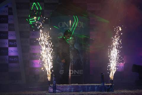 Shah Rukh Khan unveils Cinthol- Ra.one Deo