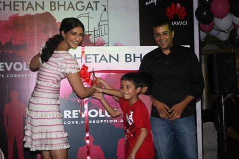 Sonam Kapoor at Chetan Bhagat's book launch