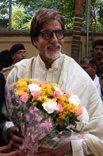 Amitabh Bachchan celebrates his 69th Birthday with media at his office Janak in Mumbai