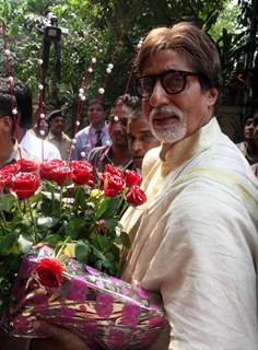 Amitabh Bachchan celebrates his 69th Birthday with media at his office Janak in Mumbai