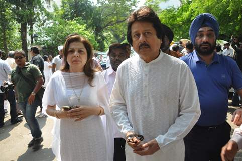 Pankaj Udhas with wife at Funeral of Legendery Gazal Singer 'Jagjit Singh' at Chandanwadi Crematoriu