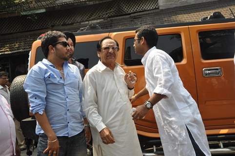 Ghulam Ali and Mika at Funeral of Legendery Gazal Singer 'Jagjit Singh' at Chandanwadi Crematorium