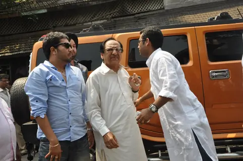 Ghulam Ali and Mika at Funeral of Legendery Gazal Singer 'Jagjit Singh' at Chandanwadi Crematorium