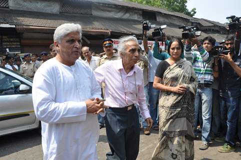 Javed Akhtar at Funeral of Legendery Gazal Singer 'Jagjit Singh' at Chandanwadi Crematorium, Mumbai