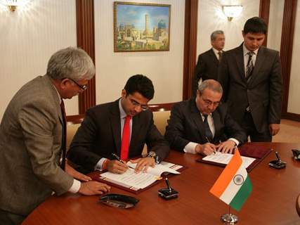 Sachin Pilot, Hon'ble Minister of State for Communications & IT, Government of India signing Joint Agreement with Kh. Mukhitdinov, Director General, Uzbek Agency of Communication & Information between Ministry of Communications & Information .