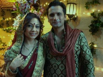 Tarana and Jai on BALH set, celebrating Karva Chauth