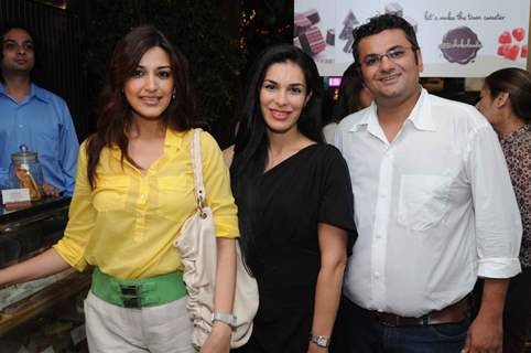 Sonali Bendre with Namrata and Mehul Bhuta at launched of Anita Dongre desert cafe - Schokolaade