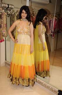 Anjana Sukhani shopping at Archana Kochhar Store at Juhu