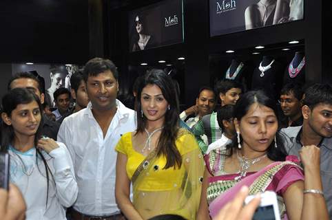 Anjana Sukhani inaugurates Jewelry Store Arihant Gems and Jewelry Pvt. Ltd. in Surat