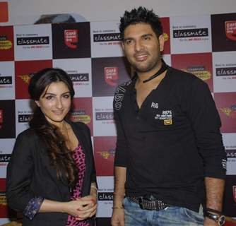 Soha Ali Khan and Yuvraj Singh at Classmate press meet, Taj President in Mumbai