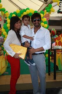 Ashish Chowdhry with wife and kid at Sanjay Dutt and Manyata Kids 1st Birthday