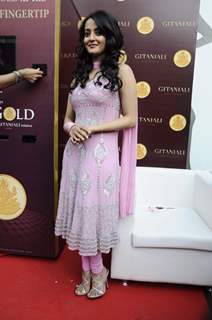 Raima Sen inagurates Gitanjali's Gold and Diamond ATM at Phoenix Mill. .