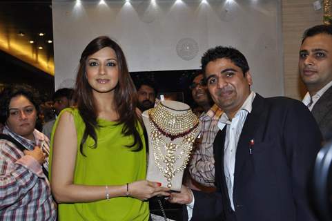 Sonali Bendre unveils the premium jewellery lounge Fine Jewellery