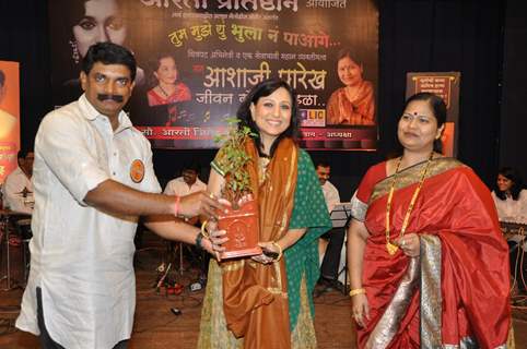 Kishori Shahane at felicitation and musical program of 'Asha Parekh Sangeet Rajani' at Bhaidas Hall