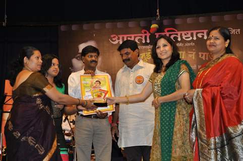 Kishori Shahane at felicitation and musical program of 'Asha Parekh Sangeet Rajani' at Bhaidas Hall