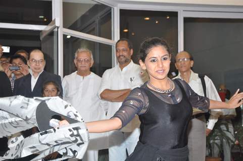 Nana Patekar and Lyricist Gulzar at Calligraphic Painting Exhibition 'Silver Calligraphy' in Mumbai