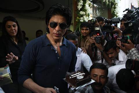 Shah Rukh Khan celebrates his 46th.Birthday with media at his bungalow Mannat