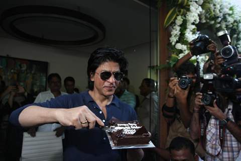 Shah Rukh Khan celebrates his 46th.Birthday with media at his bungalow Mannat