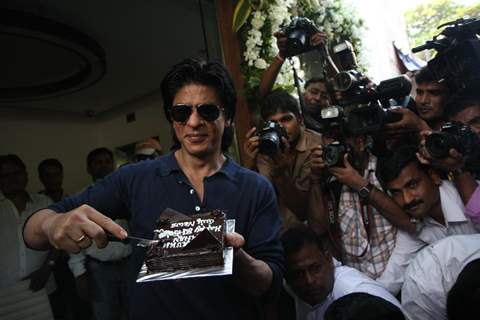 Shah Rukh Khan celebrates his 46th.Birthday with media at his bungalow Mannat