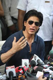 Shah Rukh Khan celebrates his 46th.Birthday with media at his bungalow Mannat