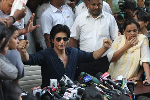 Shah Rukh Khan celebrates his 46th.Birthday with media at his bungalow Mannat