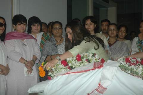 Tina Ambani at Bhupen Hazrika's pryaer meet at Kokilaben Hospital. .