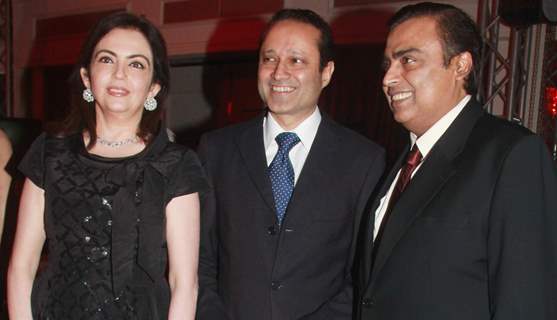 Neeta Ambani, Mr. Vineet Jain & Mukesh Ambani at Hello! Hall of Fame Awards 2011