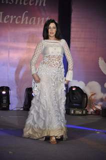 Aditi Gowitrikar walks for Tasneem Merchant at World Cotton Research Conference in Renaissance, Mumbai