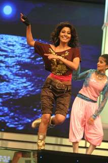 Celebs perfomed in BIG Marathi Rising Star Awards 2011