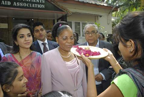 Shaina NC with the first lady of Mozambique at Parel. .