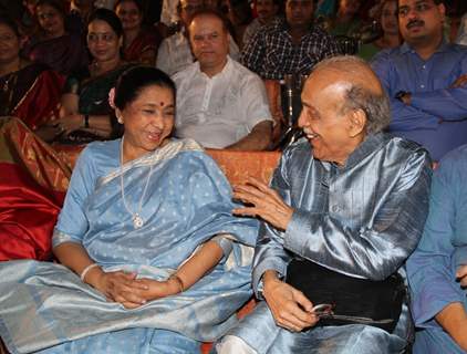 Yashwant Dev was honoured with a special musical evening on his 86th Birthday by – Asha Bhosle