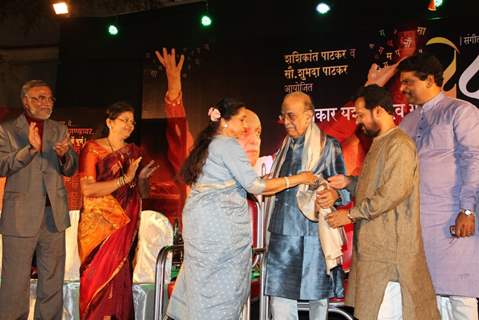 Yashwant Dev was honoured with a special musical evening on his 86th Birthday by – Asha Bhosle