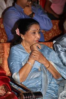 Asha Bhosle listening to the music concert