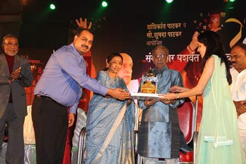 Yashwant Dev was honoured with a special musical evening on his 86th Birthday by – Asha Bhosle