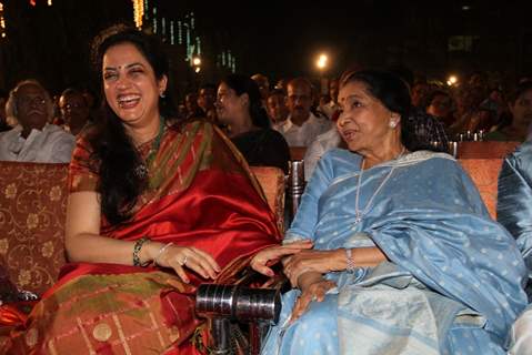 Mrs Rashmi Uddhav Thackeray and Asha Bhosle spending great time