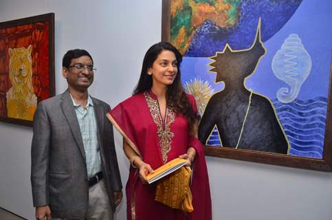 Juhi Chawla at Bharat Tripathi's art exhibition at Musuem Art Gallery. .