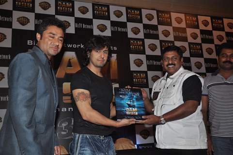 Director Sohan Roy with Sonu Niigam at press meet of 3D movie 'Dam 999' in Mumbai