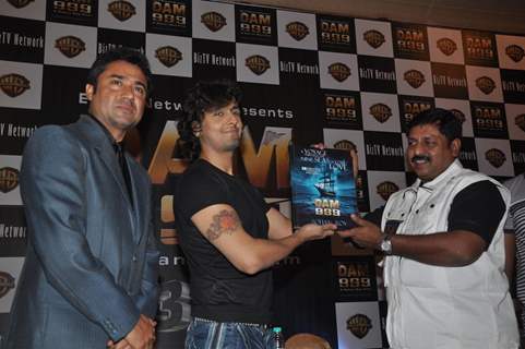 Director Sohan Roy with Sonu Niigam at press meet of 3D movie 'Dam 999' in Mumbai