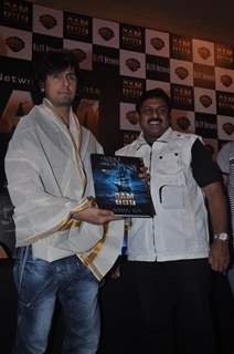 Director Sohan Roy with Sonu Niigam at press meet of 3D movie 'Dam 999' in Mumbai