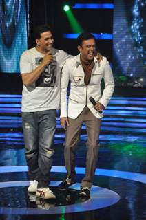 Akshay Kumar with Sumeet Raghavan on the sets of Star Ya Rockstar at Mahalaxmi
