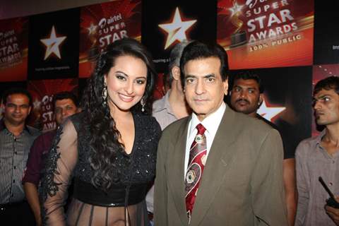 Jeetendra and Sonakshi at Super Star Awards in Yashraj