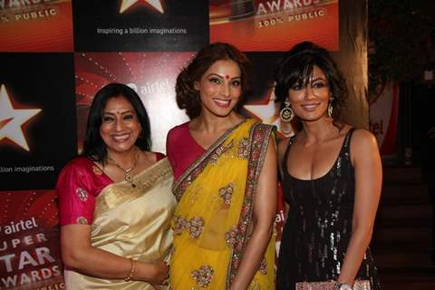 Chitrangda Singh and Bipasha Basu at Super Star Awards in Yashraj