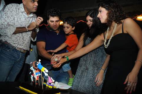 Bakhtiyaar Irani cutting Cake with entire family on it