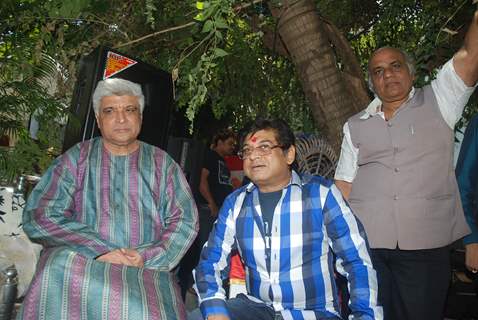 Javed Akhtar with Kishore Kumar's family gathers for Rumajis's birthday at Juhu