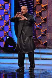 Sanjay Dutt on the sets of 'Bigg Boss Season 5' Aapka Farmaan at Lonavala